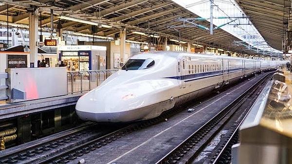 Japonya'daki trenlerde depremi dakikalar öncesinde öngörebilen bir sistem bulunmaktadır.