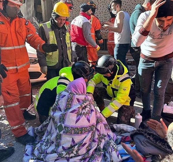 Dünyanın birçok ülkesinden deprem bölgesine yardıma gelen arama-kurtarma ekipleri Türk ekiplerine büyük destek sağlıyor.