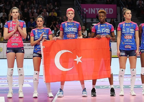 Ebrar Karakurt da ligde dün oynadıkları Volley Bergamo maçı öncesinde seremoniye Türkiye bayrağı ile çıktı.