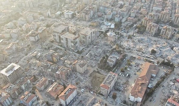 Gerçekleşen bu afetin büyüklüğüne şiddetine her ne kadar hazır olunmasa da uzmanlar bu bölgeler için senelerdir uyarılar yapıyor ve binaların depreme uygun şekilde inşa edilmesi hakkında açıklamalarda bulunuyordu.