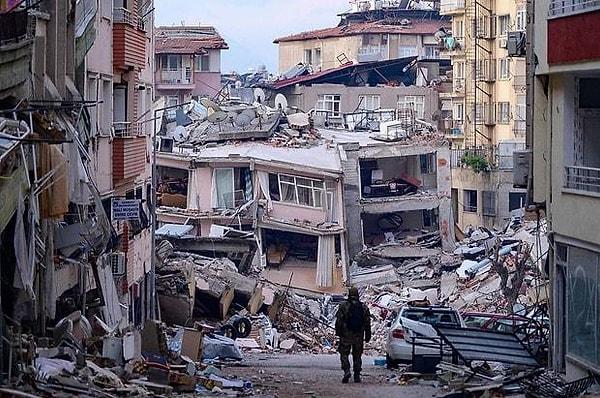 6 Şubat günü sabaha karşı gerçekleşen 7,7 büyüklüğündeki Kahramanmaraş depreminin ardından kaybettiğimiz canların yasını tutuyor ve geride kalan depremzedelerimizin yaralarını sarmaya çalışıyoruz.