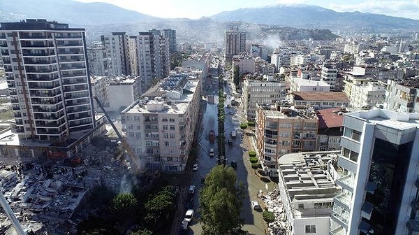 "Deprem değil, bina öldürür" sözünü artık ezberleyen yurttaşlar telefonlara sarıldı ve binalarının depreme dayanıklı olup olmadığını ölçebilecek çeşitli yöntemler araştırmaya başladı.