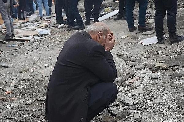 Her geçen saat ölüm haberlerinin alındığı deprem bölgesinde vefat edenlerin kefensiz gömüldüğü görüntüler sosyal medyanın gündemine oturdu.
