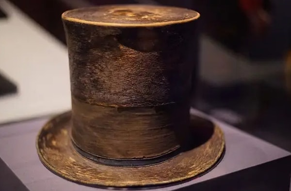 3. Это цилиндр, в котором был Авраам Линкольн в ночь, когда его убили: