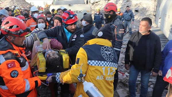 Kadına ulaşılmasının ardından sağlık ekipleri tünelden geçerek yaralıya serum takarak müdahale etti. Ayşegül Bayır daha sonra enkazdan çıkarıldı.