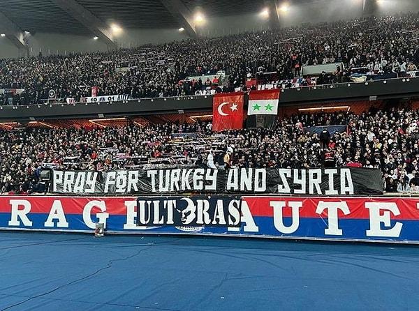 5. Paris Saint-Germain - Bayern Münih, Şampiyonlar Ligi maçında PSG tribünlerinin açtığı pankart: ''Türkiye ve Suriye İçin Dua Et!''