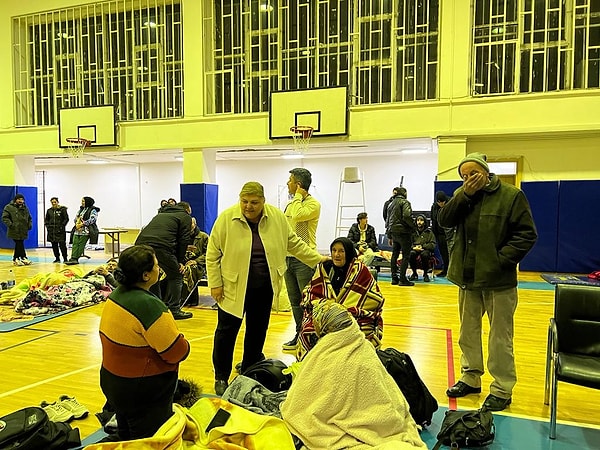 Hasarlı olan evlere girilmemesi için depremzedelere belediyenin tüm imkanlarını sundu.