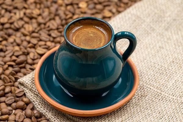 Stresli ve halsiz olduğunuz günlerde, dibek kahvesi içebilirsiniz. Dibek kahvesinin sinirleri yatıştırma etkisi olduğu düşünülmektedir.