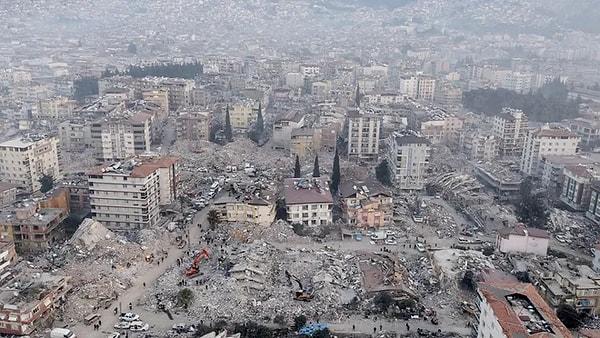 6 Şubat Pazartesi günü Kahramanmaraş'ta 7.6 ve 7.7 olmak üzere iki büyük deprem meydana geldi. Bu depremler, 11 ilde büyük yıkımlara yol açtı.