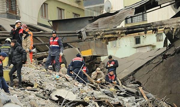 Afet bölgesi ilan edilen 11 ilde halen daha arama kurtarma çalışmaları devam ediyor. Hem iş hem de sanat camiasından birçok isim deprem bölgesiyle ilgili yardımlarını sürdürüyor.