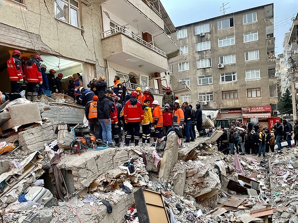 Soruşturmada, depreme ilişkin haklarında yakalama kararı çıkarılan 67 kişiden Celal İ'nin yaptığı Sözel Apartmanı'nın, Halil İ'nin ise müteahhidi olduğu Dündar Apartmanı'nın enkazında kalarak hayatını kaybettiği belirlendi.