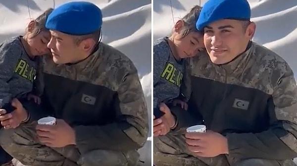O askerlerimizden birinin bir depremzede çocuk ile kaydedilen görüntüsü ise sosyal medyada gündem oldu. O anlarda depremzede çocuk, sıkı sıkı tuttuğu askerimizin omzuna başını yaslarken görülüyor.