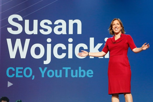 Wojcicki'nin istifası, YouTube'un reklam gelirinin TikTok ve Facebook'un reels gibi kısa biçimli video hizmetleri ve Netflix gibi platformların izlenme süresi için yoğun rekabetin ortasında ikinci çeyrekte düşmesi sonrası geldi.