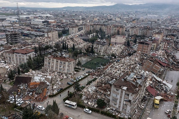 Neredeyse 100 bine yakın vatandaşımızın yaralandığı depremlerde 40 bine yakın vatandaşımız hayatını kaybetti.