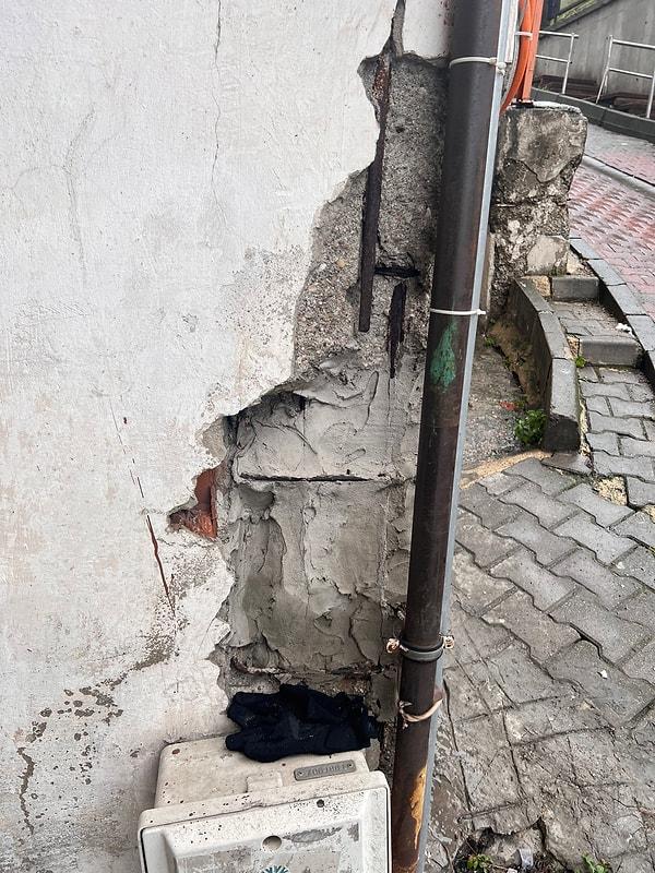Kağıthane'nin Mehmet Akif Ersoy Mahallesinde yer alan bu binanın sahibi bile burada oturmaya korkmuş olacak ki daireyi kiraya vermiş...