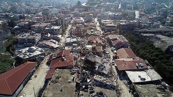 Deprem bölgesine destek çalışmalarına birçok ünlü isim de dahil oldu.