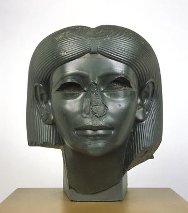 Sobekneferu, M.Ö. 1800’lü yıllarda Orta Krallık'ın On İkinci Hanedanlığının son hükümdarıydı. Firavun 3. Amenemhat’ın kızlarından biriydi, ancak kralın hangi karısının annesi olduğu bilinmiyor.