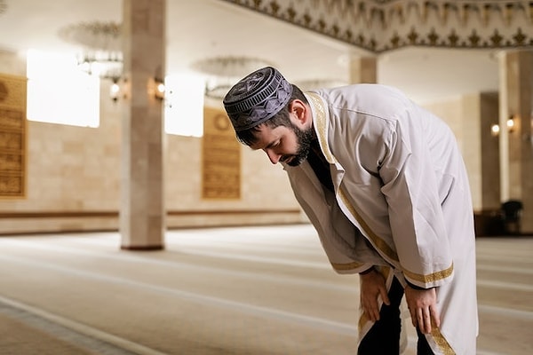 Bir fıkıh terimi olan kunut, sözlükte “taatte bulunmak, dua etmek ve herhangi bir şerden kurtulmak ya da hayrı elde etmek için namazda Allah’a sığınmak” anlamlarına gelmektedir.