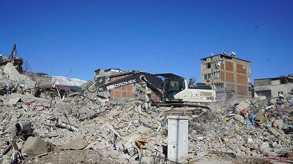 Kahramanmaraş’ta yaşanan depremler sonrasında göçüklerden örnekler alınmadan enkaz kaldırma çalışmaları yapılması tepki çekmişti.