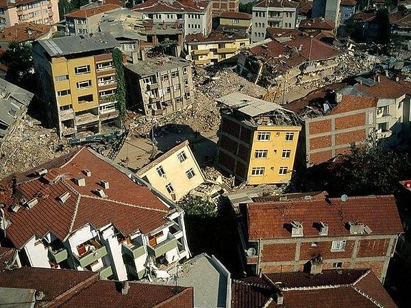 Dünyanın dört bir yanındaki birçok deprem bölgesine giderek kurtarma görevine ‘Örümcek Takımı’ ile birlikte katılan Mancs, 1999 Gölcük Depreminde ülkemize geldi.