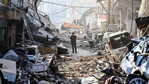 Korkunç felaket on binlerce canı yaşamdan koparttı. Depremden etkilenen şehirlerin neredeyse tamamı hayalet şehiri andırmaya başladı.