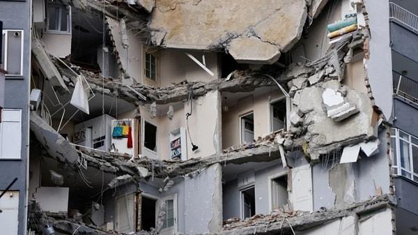 Tam 11 ili enkaz yığınına çeviren depremlerin ardından gözler mega kent İstanbul'a çevrildi. Uzmanların sıkça uyarı yaptığı büyük İstanbul depremi vatandaşları şimdiden tedirgin etti.