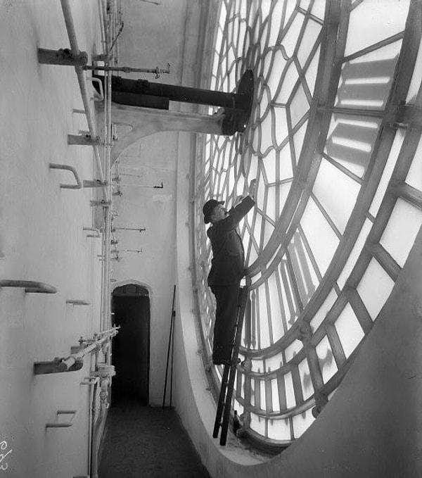 8. Londra'daki ünlü saat kulesi Big Ben'in içeriden nasıl göründüğüne dair sık rastlanılmayan bir fotoğraf. (1920)