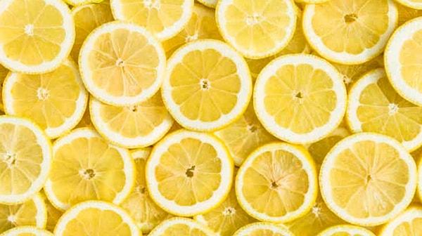 Buzdolabında uygulayabileceğiniz bir başka yöntem ise limon kullanmak. Limon kokusu ile ferahlık sağlarken limonun içindeki asit sayesinde temizlik kolaylaşıyor.