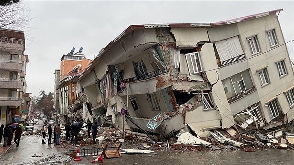 6 Şubat Pazartesi günü Kahramanmaraş'ta meydana gelen iki deprem birçok ilde etkili oldu. Ağır yıkıma neden olan felakette binlerce kişi yaşamını yitirdi.