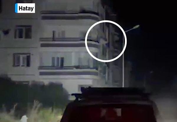 O depremler sırasında ise Anadolu Ajansı'nın kameraları kayıttaydı ve bir binadan bir kedi veya bir insanın atladığı anları kaydetti.