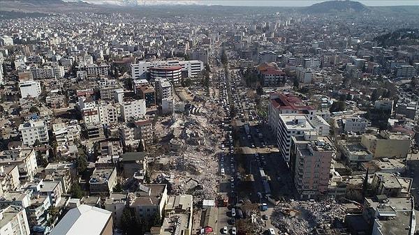 Türkiye, yaşadığı deprem felaketinin yaralarını sarmaya çalışırken, bölgede fay hatlarındaki hareketlilik de sürüyor. Dün yine bilim adamlarının büyük depremler sonrası öngördüğü şekilde bölgede şiddetli sarsıntılar oldu.