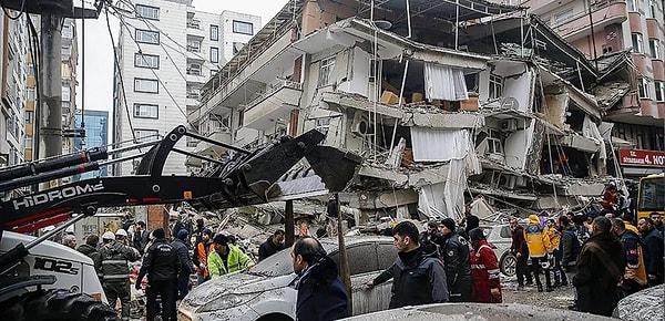 Türkiye derinden yaralayan depremlerde bina altındaki dükkanların kestiği kolonlar yine binlerce can almıştı.