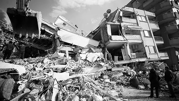 "Tehlikenin varlığını sürekli vurguladık. Aslında Hatay hala maalesef ana depremini yaşamamış olabilir. Bu Kahramanmaraş depremi Pazarcık üst deprem, Hatay’a doğru yaklaştı Kırıkhan civarına kadar indi ama daha aşağıda kırılacak çok yer var yarısına yakın kısmı duruyor. Yani aşağıda ve kuzeyde de Malatya fayı, Ovacık fayı ve Bingöl civarında Karlıova arasında başka faylar var dedik"