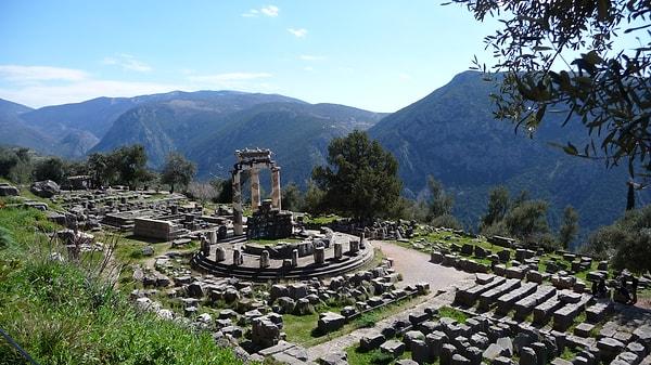 Delphi, eski Yunanlılar tarafından dünyanın merkezi olarak kabul ediliyordu. Antik zamanlardaki efsaneye göre Zeus, dünyanın merkezini bulmak için iki kartalın birini doğuya birini de batıya uçurmuştur. Kartallar da Delphi'nin gelecekteki yerinde buluşmuşlar ve Zeus burayı omphalos yani göbek taşıyla işaretler.