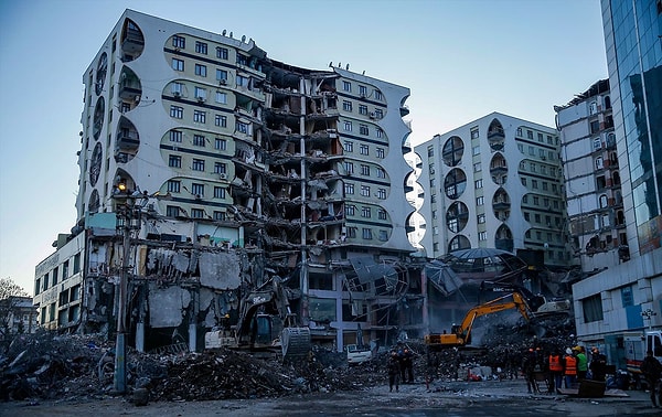 Deprem sonrasında bazı binalar yıkılmasa bile içine girilemeyecek kadar riskliydi ve bu sebeple tahliye edildiler.