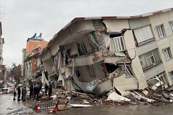 Tüm Türkiye'yi yasa boğan depremlerin ardından tüm Dünya, depremzedeler ve deprem bölgesi için seferber oldu.