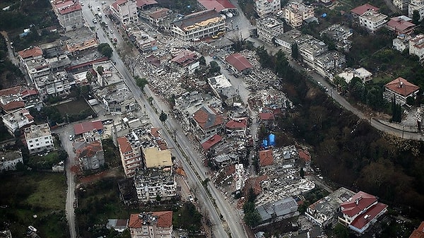 İnsanlar yakınlarına ulaşmak ve iyi olduklarını duymak telefonlara sarıldı. Hatay'da ailesine ulaşmaya çalışanlardan birisi de Instagram hesabından anlattıkları ile depremin gerçek yüzünü ortaya koyan "Sabit Dersuniyeli" adlı kullanıcıydı.