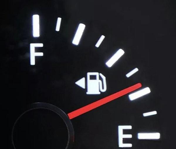 4. "Aracınızın yakıt deposunun kapağının nerede olduğunu bilmiyorsanız göstergenizdeki sembole bakabilirsiniz. 25 yaşıma kadar depomu doldurmak istediğimde arabadan inip kapağın yerine baktıktan sonra öğrendim."