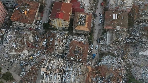 Hatay Cumhuriyet Başsavcılığı Deprem Suçları Soruşturma Bürosundan yapılan açıklamada, deprem felaketi nedeniyle Antakya ve Defne ilçelerinde ölüm ve yaralanma olaylarıyla ilgili sorumlu müteahhit, yapı denetim firması sorumlusu, fenni mesul sıfatıyla kusurları tespit edilenlere yönelik soruşturmaların sürdüğü bildirildi.