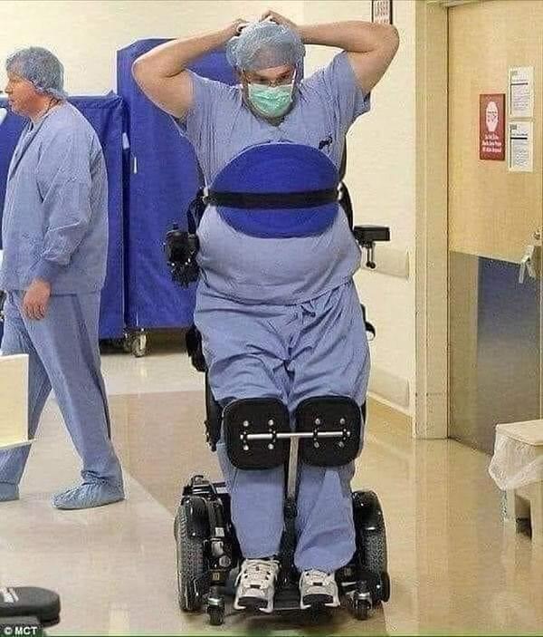 10. Belden aşağısı felçli olan Dr. Ted Rummel bir ortopedi cerrahı ve tekerlekli sandalyedeki hastaların ameliyatlarını yapıyor!