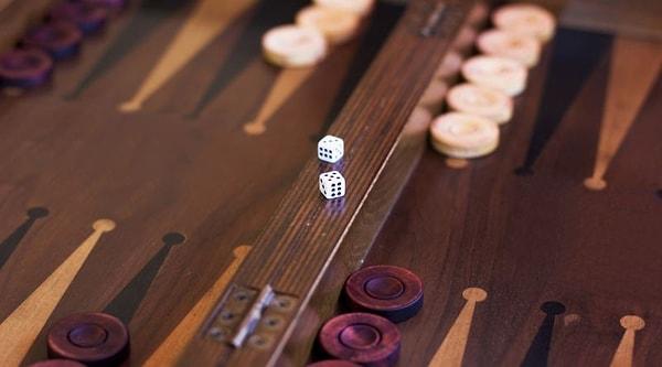 Tavla oyunu ülkemizde en sık oynanan oyunlardan bir tanesi. Tavlada toplam 30 tane pul bulunuyor ve birçok farklı kurala uygun olarak oynamak gerekiyor.