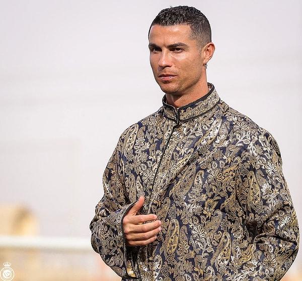 Arapların geleneksel kıyafeti olan 'Kandura' giyen Ronaldo sosyal medyayı adeta çalkaladı desek yeridir.