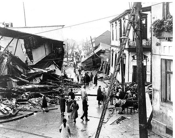 Tamı tamına 10 dakika süren depremin büyüklüğü, bir şehri altüst etmeye yetti ve birçok kentte büyük tahribat bıraktı; tahminen bin 655 kişinin ölümüne neden oldu.