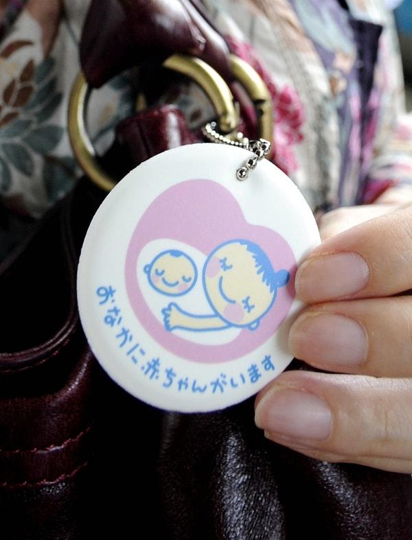 11. Japonya'da hamile kadınlara, hamile olduklarını gösteren bir rozet verilir.