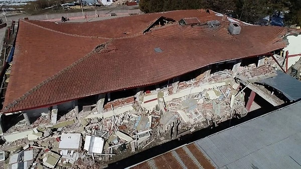 “Dönüp baktığımda 3 katın birden yıkıldığını gördüm. Burada öğrenciler olsaydı bir tane sağ öğrenci kalmazdı. Güçlendirme çalışması yapılmasına rağmen binanın hali ortada”