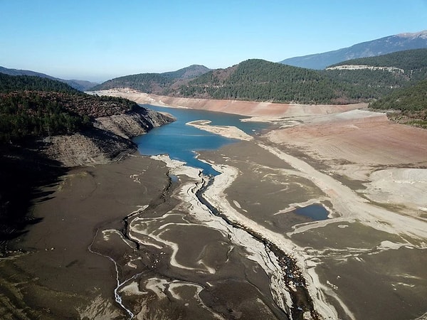 Nilüfer Barajı'nın alt havzasında yer alan ve kentin diğer içme suyu kaynağı olan yıllık 125 milyon metreküp su kapasiteli Doğancı Barajı'nda ise seviye yüzde 24'e geriledi.