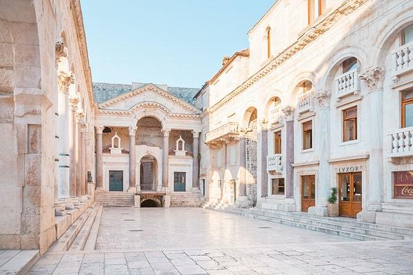 Diocletian Sarayı'nın kalıntıları Hırvatistan'ın en büyük ikinci şehir olan Split kentinde yer alır.