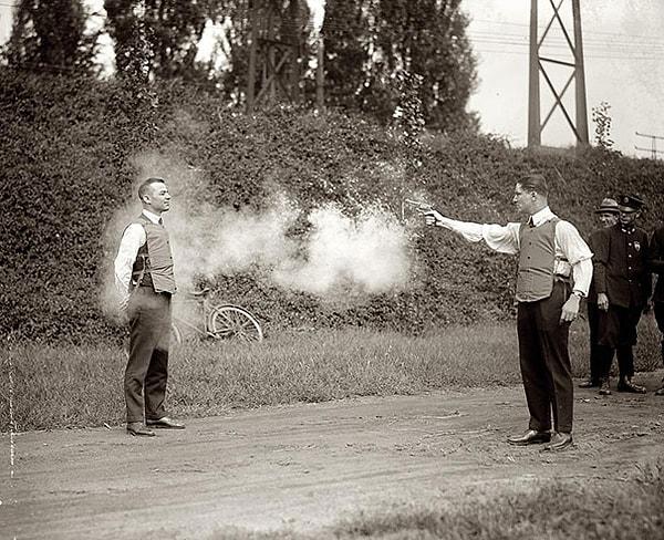 3. Kurşun geçirmez yelekler test edilirken. (1923)