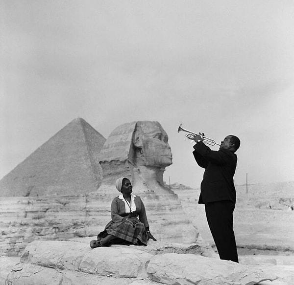 13. Louis Armstrong, Büyük Gize Sfenksi'nin önünde eşi için performans sergiliyor. (1961)