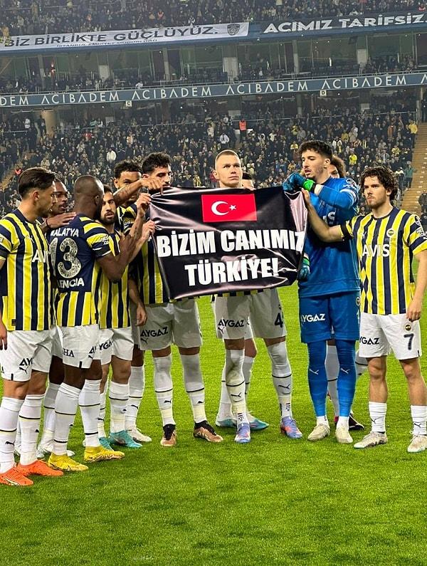 Sarı-lacivertliler kaydettikleri ilk golün ardından gol sevincini ''Bizim Canımız Türkiye'' pankartı açarak yaşadı.